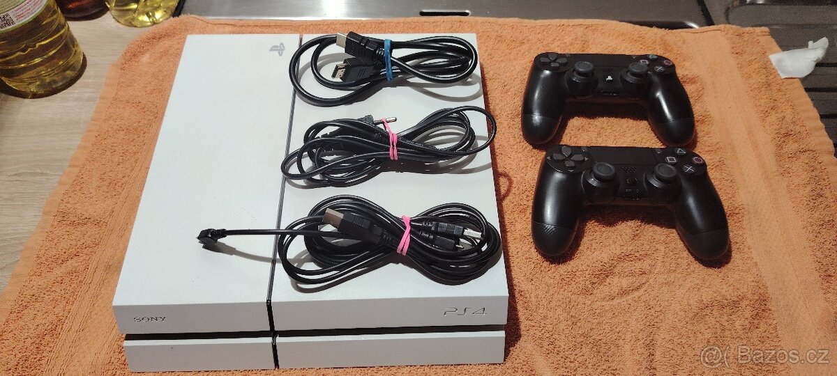 Prodám PS4 1TB + 2 ovladače + 10 her 🎮