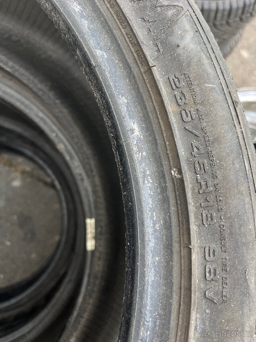 Pneu 235/45 r18 zimní