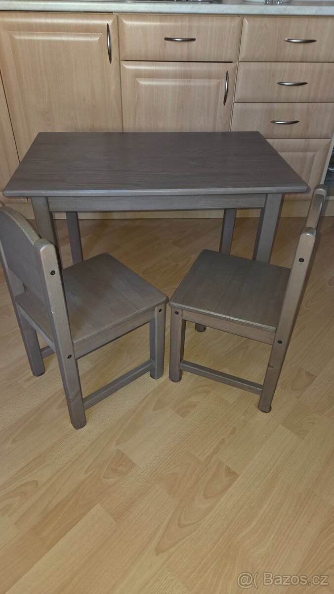 Stolek a židličky