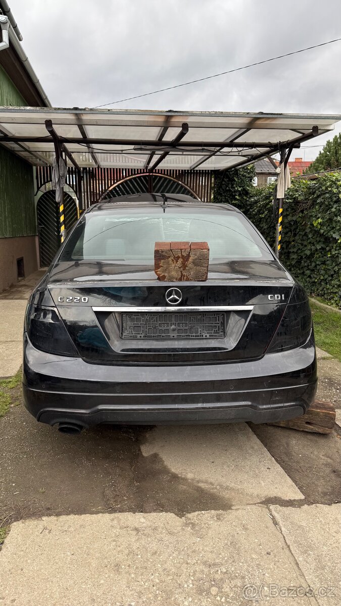 Mercedes w204 na náhradní Dily c220