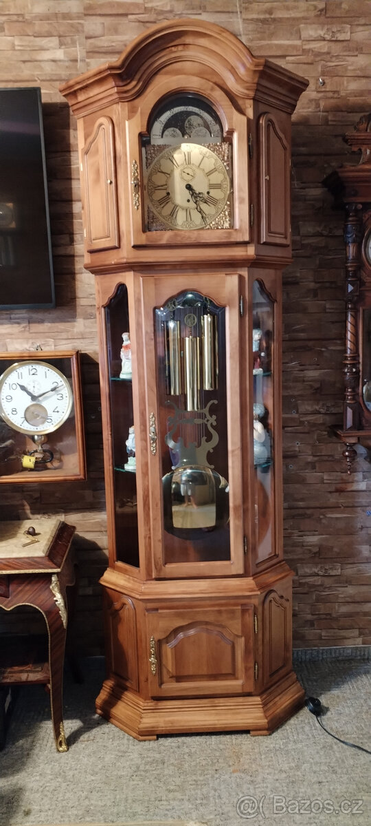 Nádherné luxusní hodiny s osvětlenou vitrínou. Měsíční fáze.