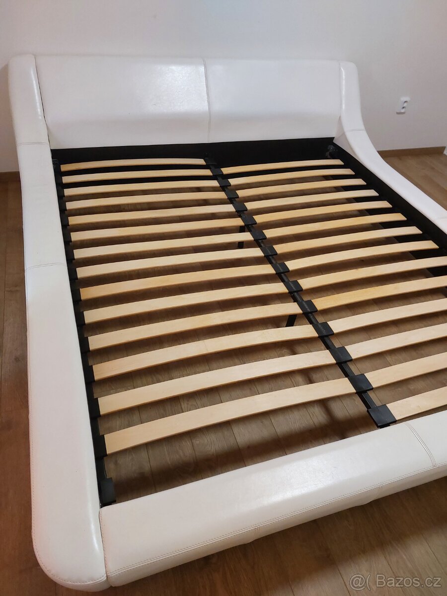 Manželská kožená postel