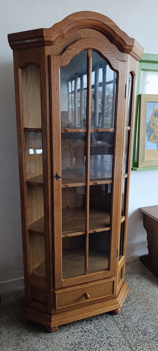 Rustikální rohová vitrína, nábytek z masívu