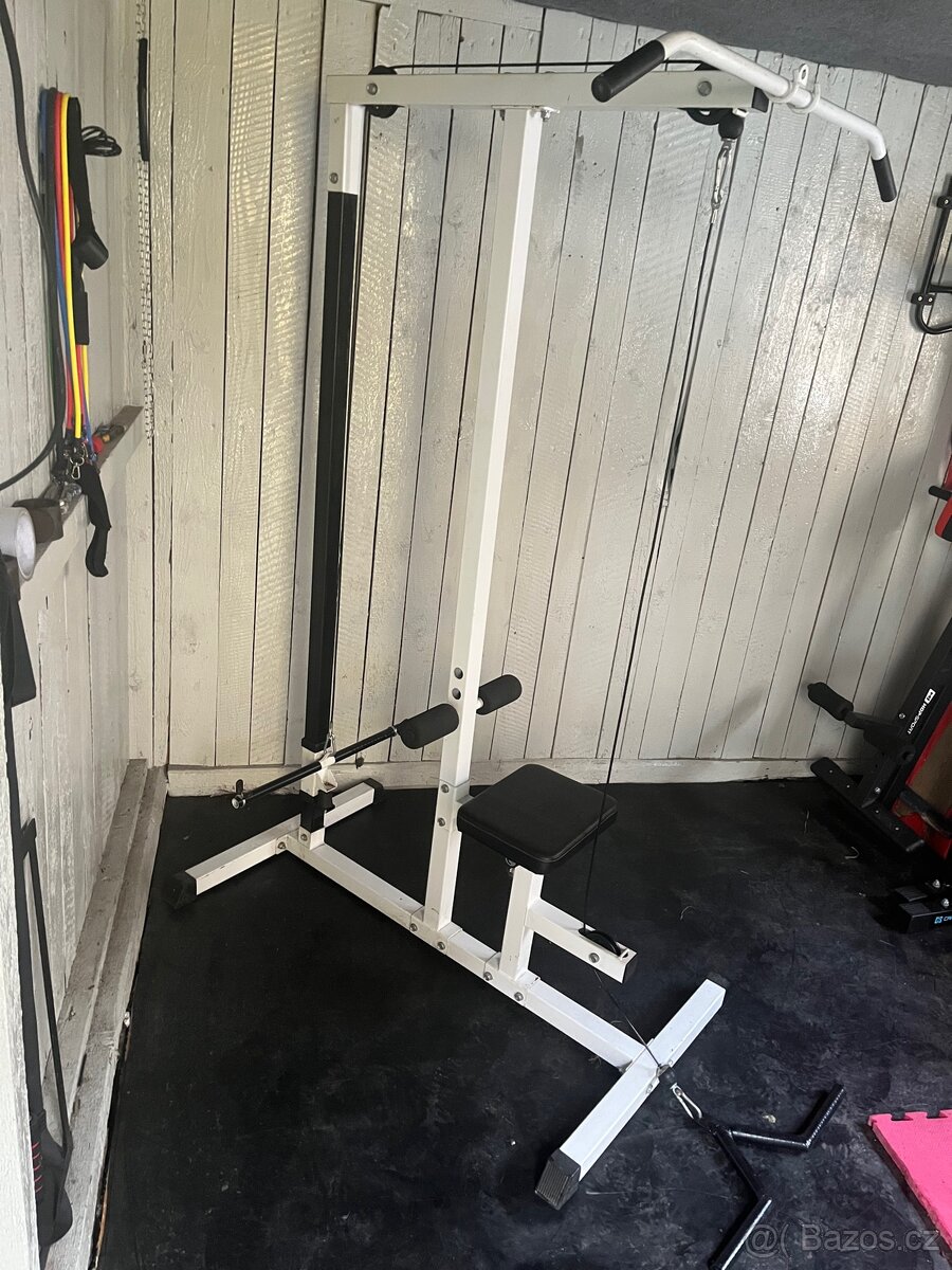 Posilovací stroj - věž