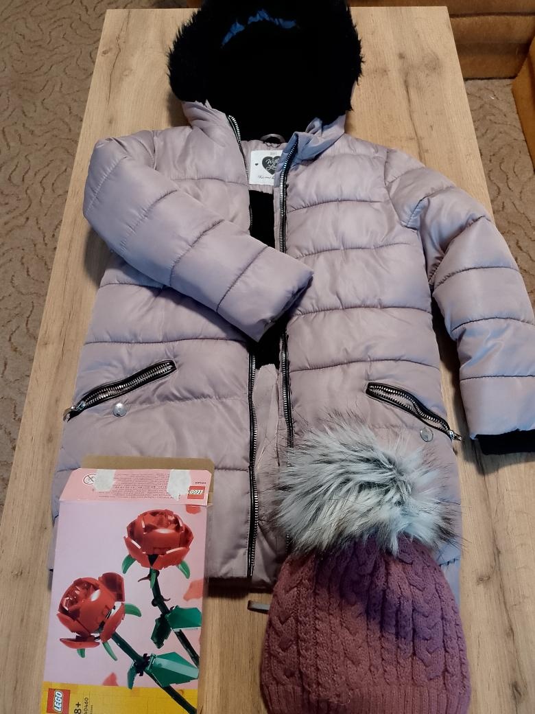 Zimní bunda 134, čepice a lego, lahev, krabička