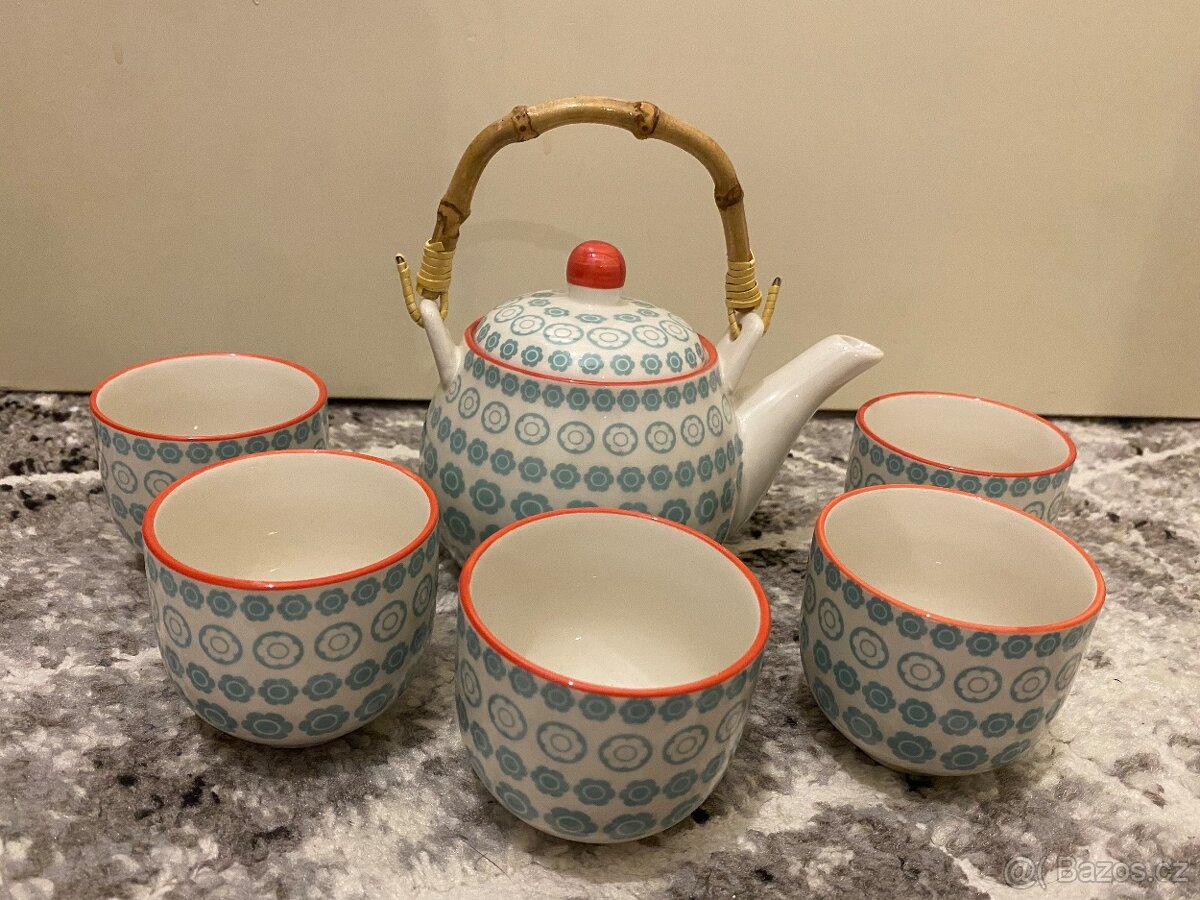 Čajová konvička a kalíšky