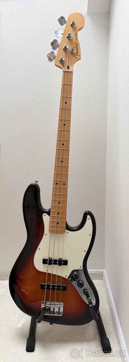 Fender JazzBass 4 strunný, kupován v MUSIC CITY