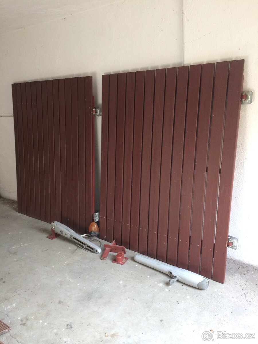 Zánovní vjezdová vrata