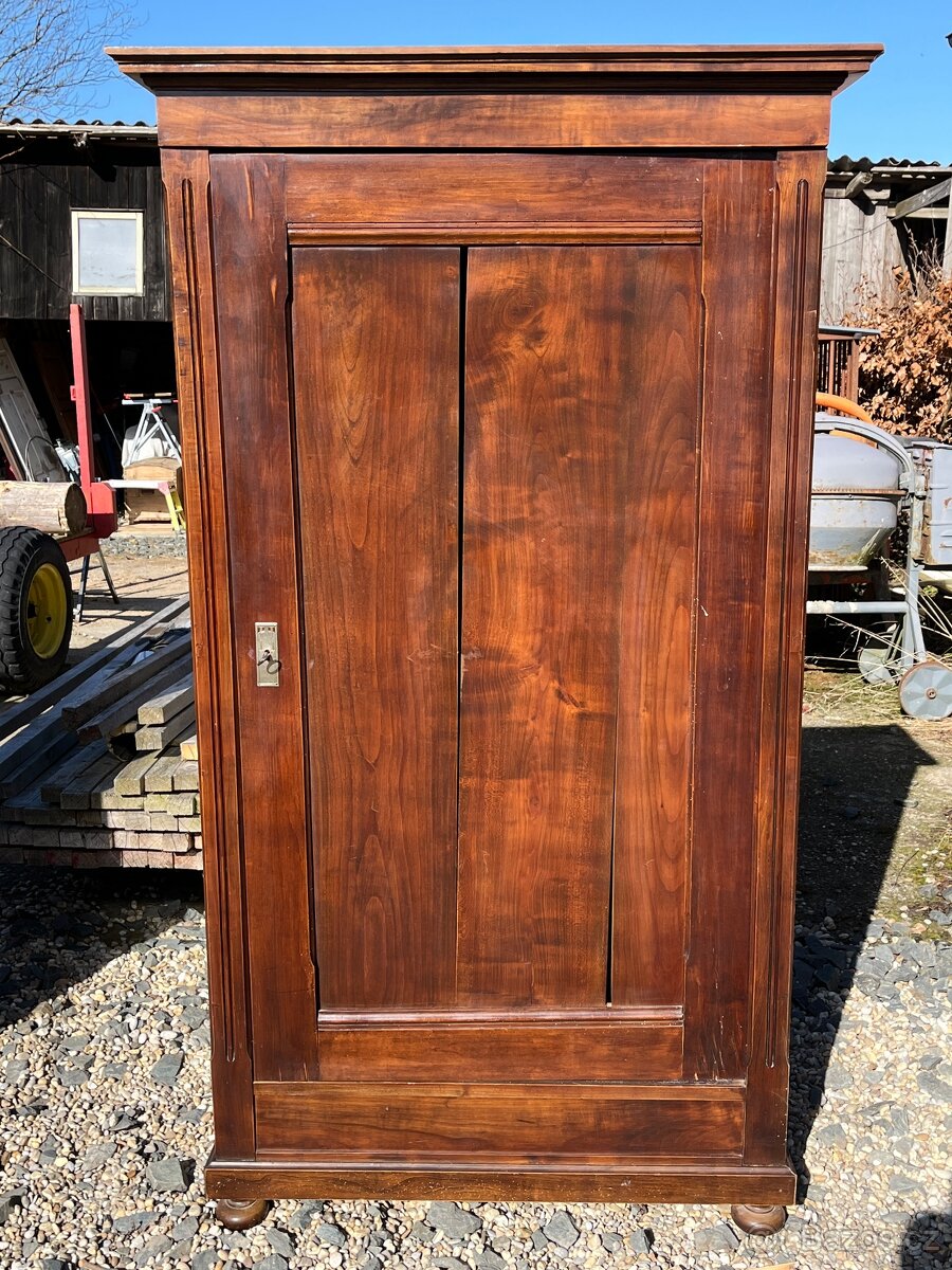 Starožitná skříň