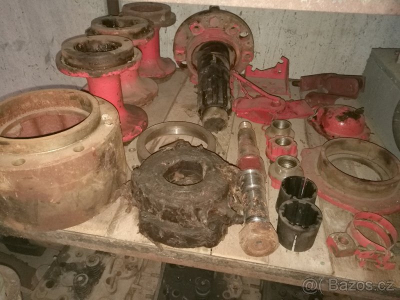 pásový traktor DT 75