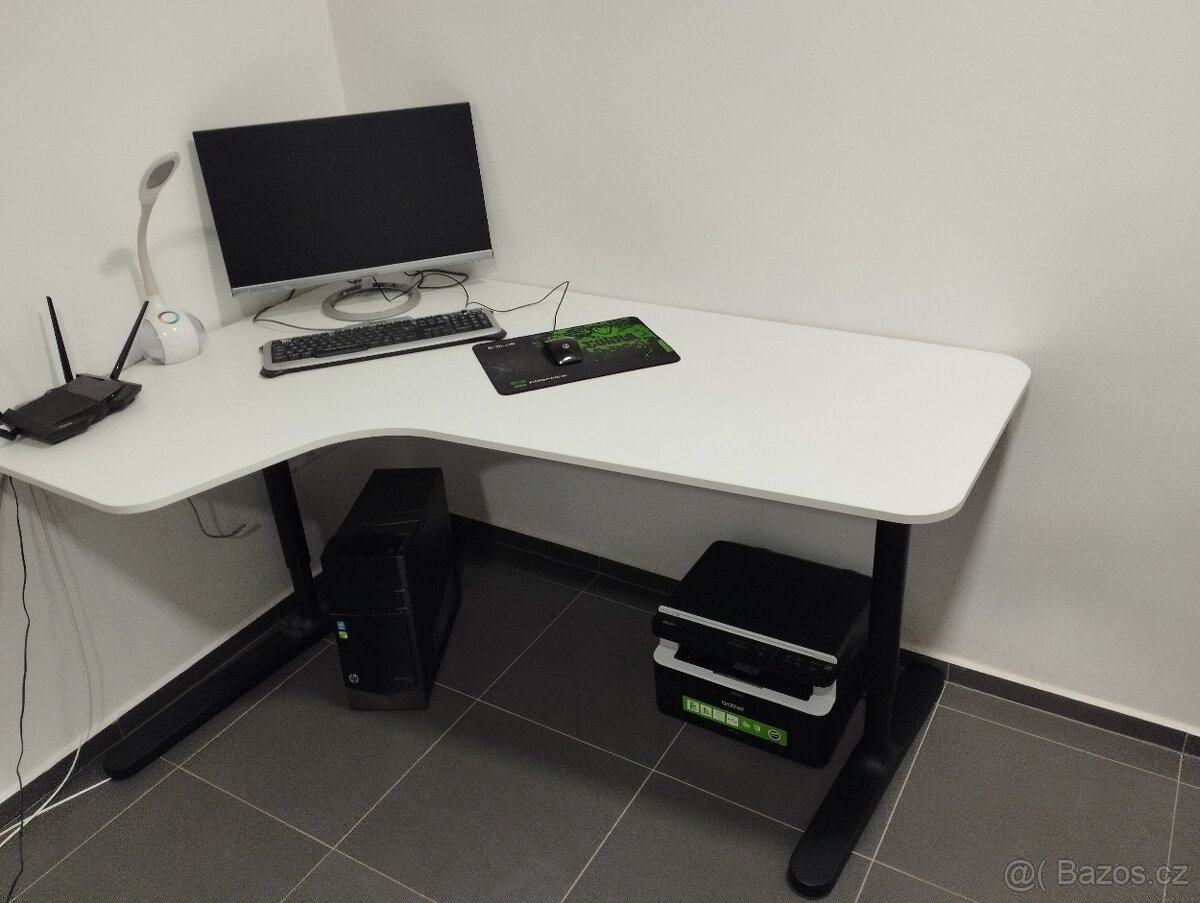 Kancelářský rohový stůl IKEA s nastavitelnou výškou