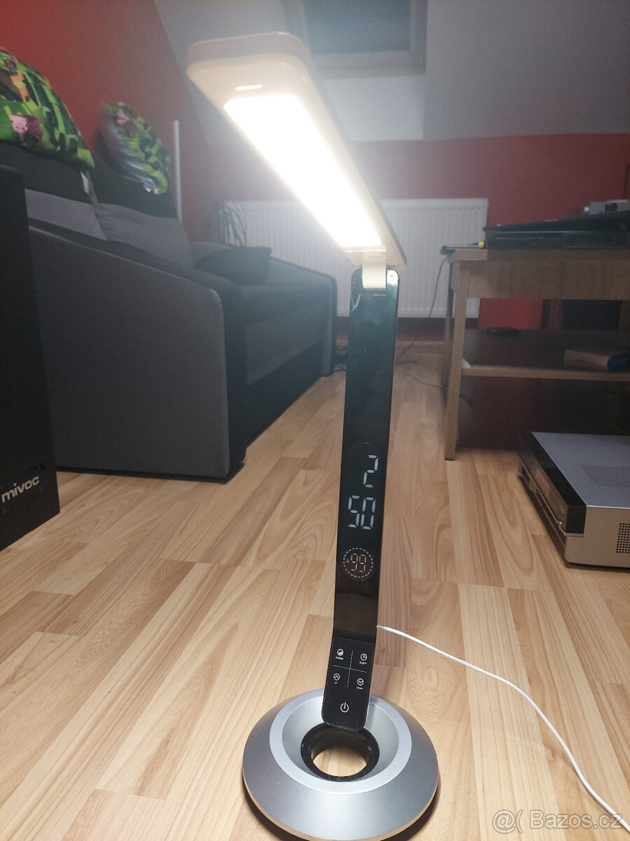 Lampička s hodinami, budíkem a dotykovým ovládáním