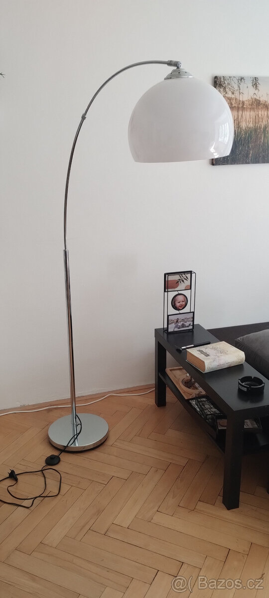 elegantní stojací oblouková lampa