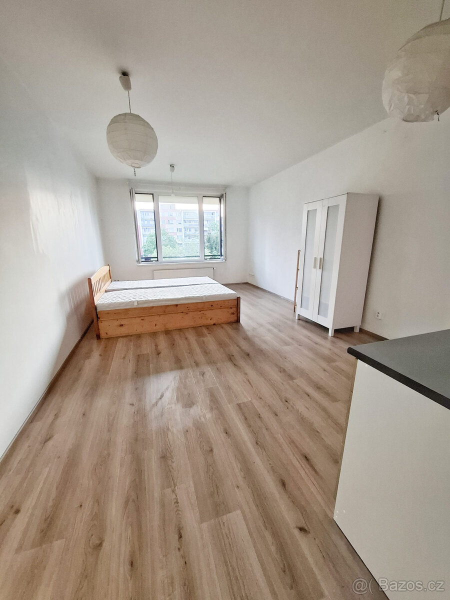 téměř nové 1+kk: 45 m2, 3.patro z 5, kryté parkov. stání