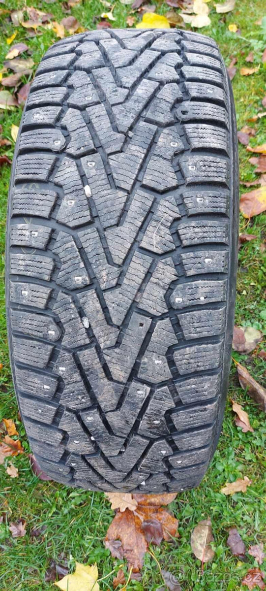 Zimní Pirelli Ice Zero TM 235/60 R18 s hroty