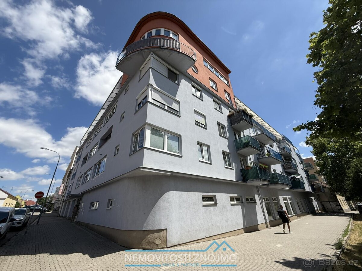 Pronájem bytu 2+kk, klimatizace, parkovací místo, ul. Pražsk