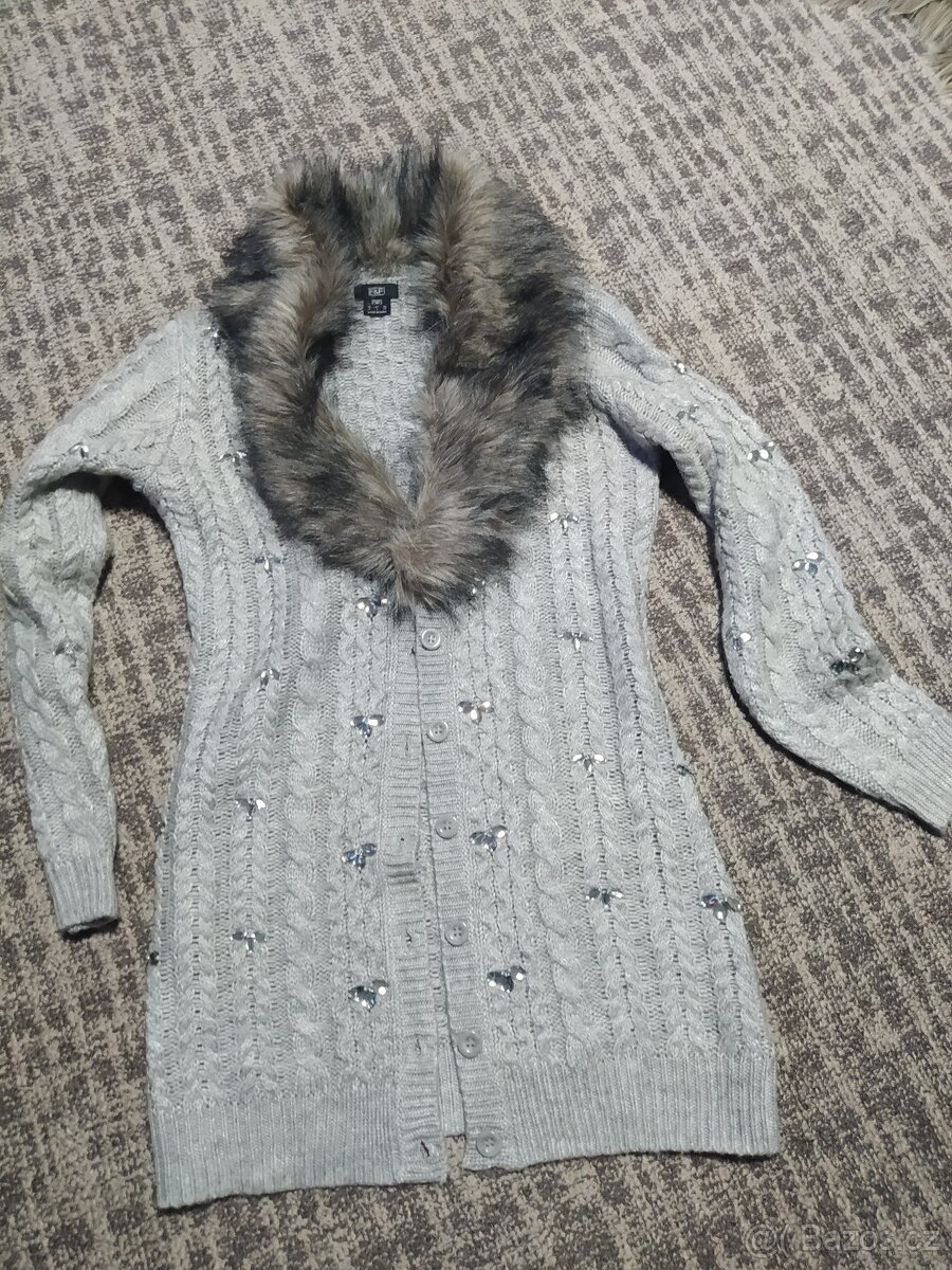 Delší svetr úžasný s kamínky a límcem