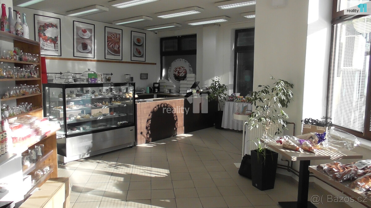 nájem prodejny 100 m2 v přízemí obchodního domu Špalíček v O