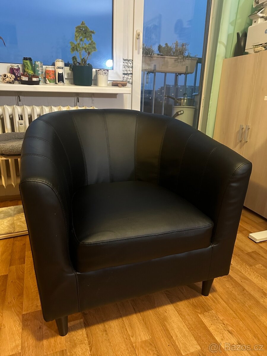 Křeslo z  černé ekokůže