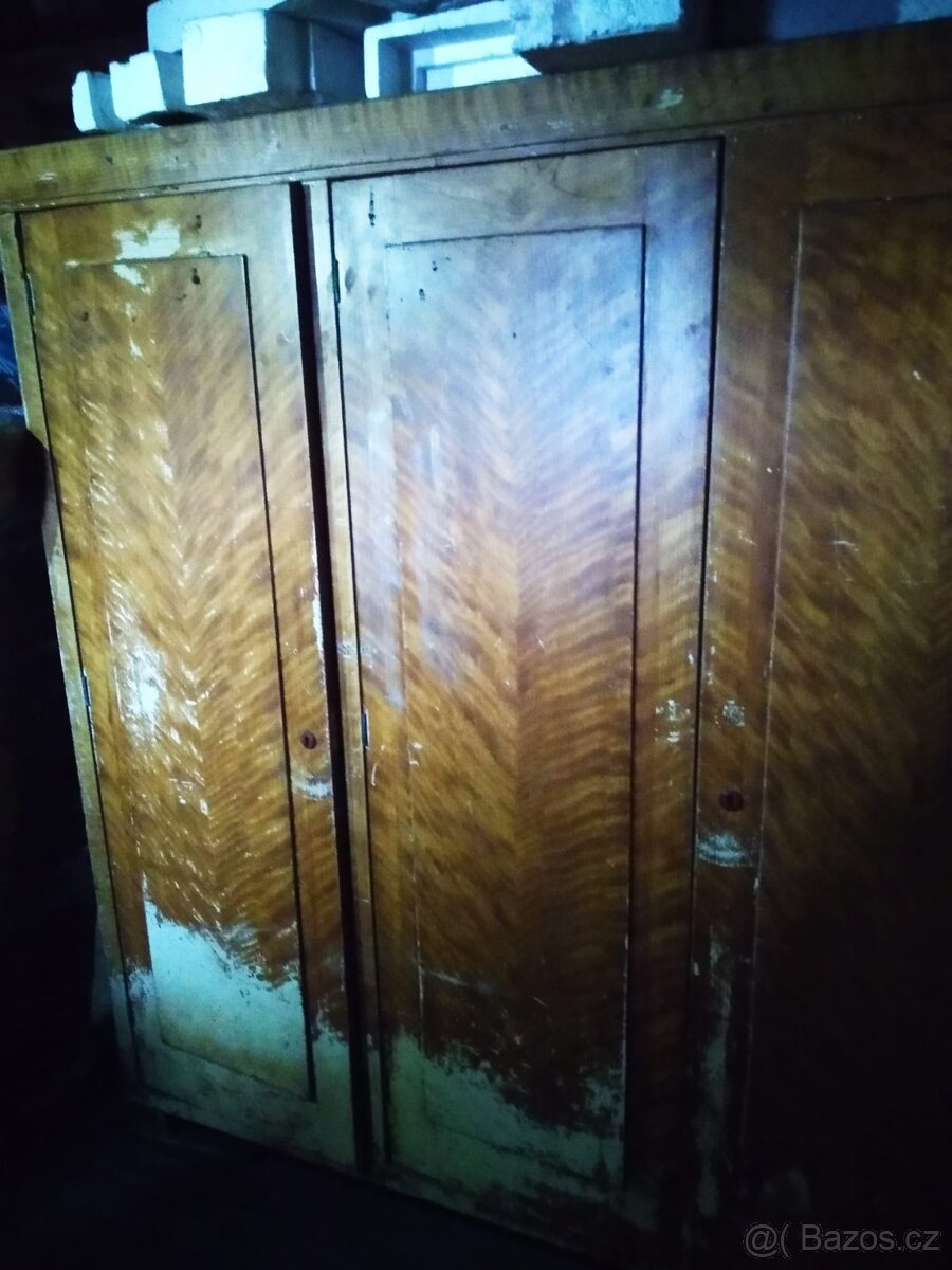 prodám starou skříň