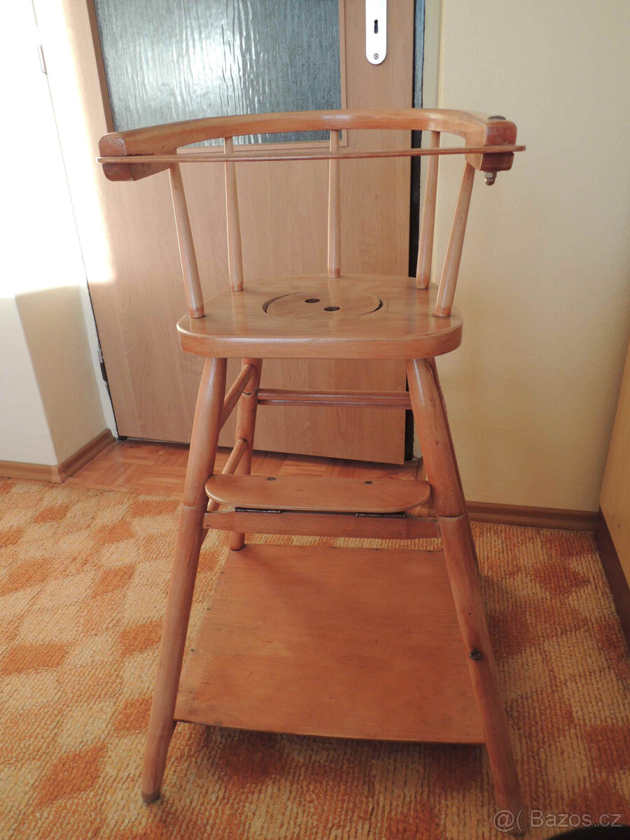Stará dětská dřevěná židle