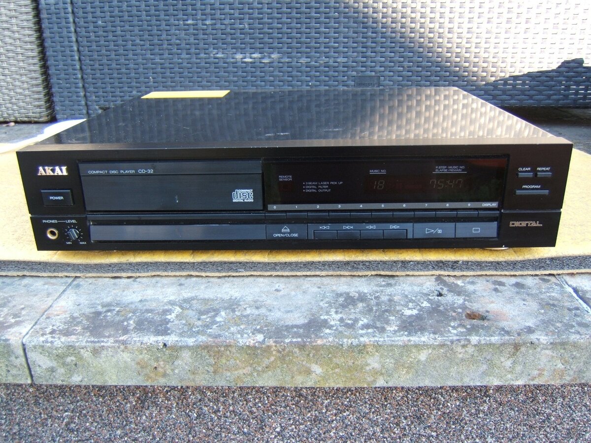 Nabízím CD přehrávač AKAI-CD-32. Plně funkční. Nejde o novou