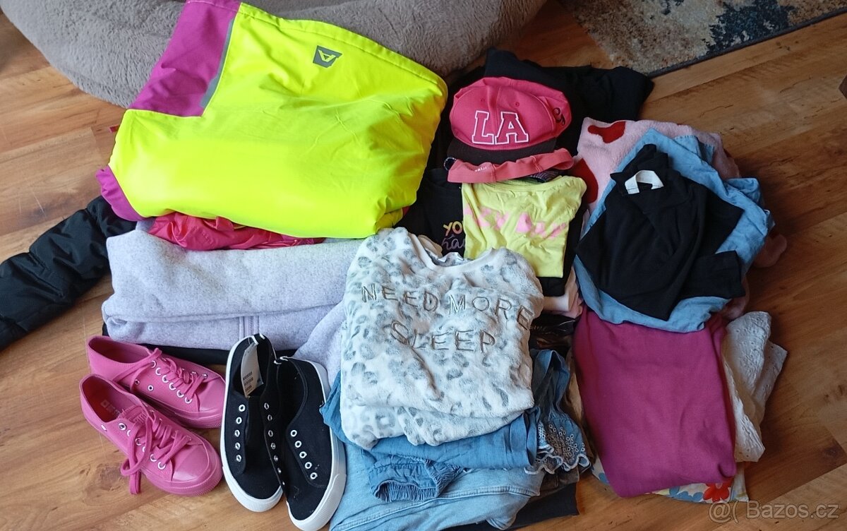 Mix oblečení pro dívku vel. 8-10 let, 40 ks
