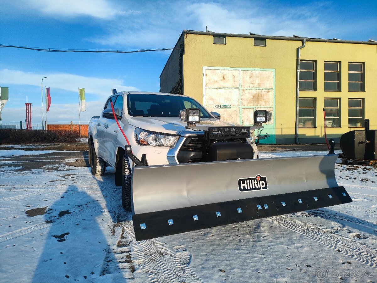 Toyota Hilux + radlice + sypač