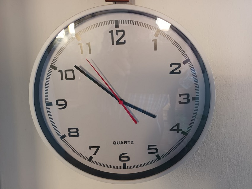 Nástěnné hodiny Guartz.