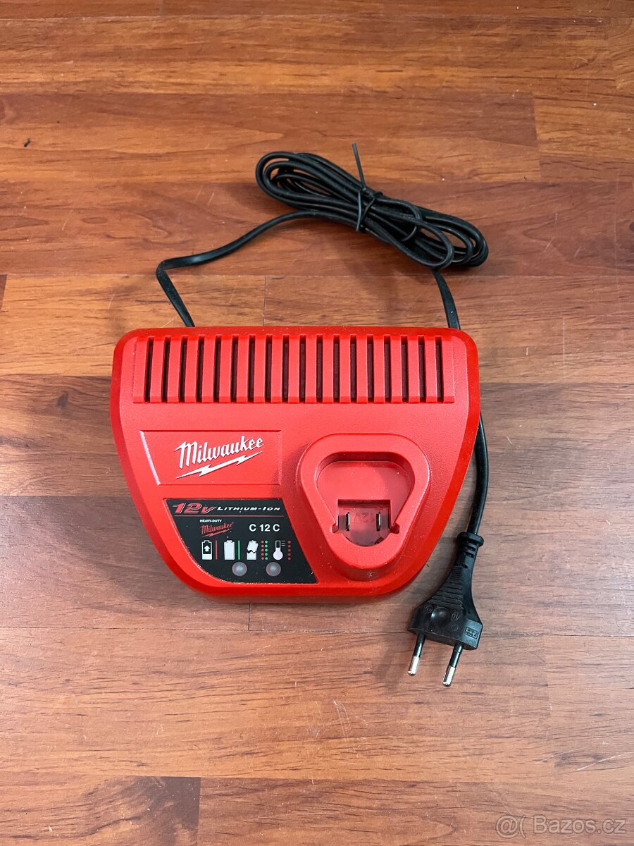 Milwaukee nabíječka C12C