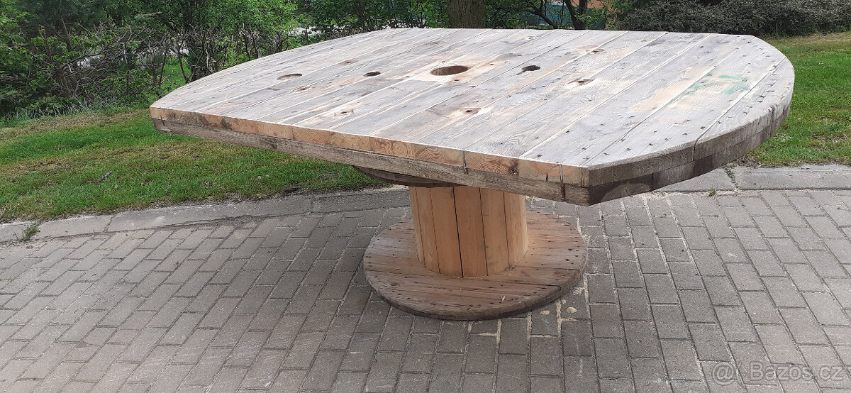 Dřevěný zahradní stůl