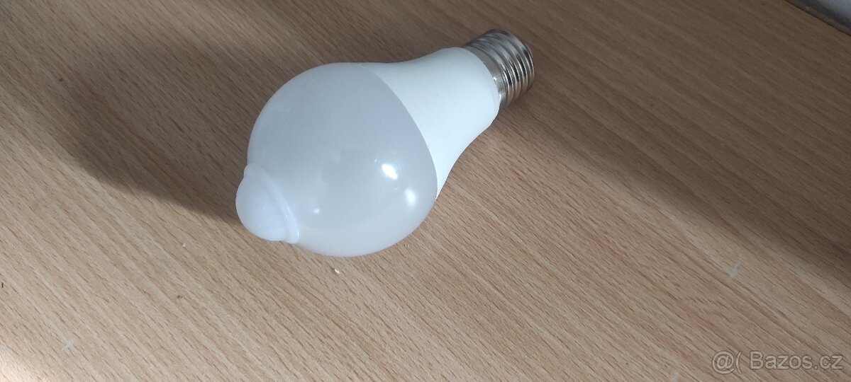 LED žárovka s pohybovým senzorem 6W