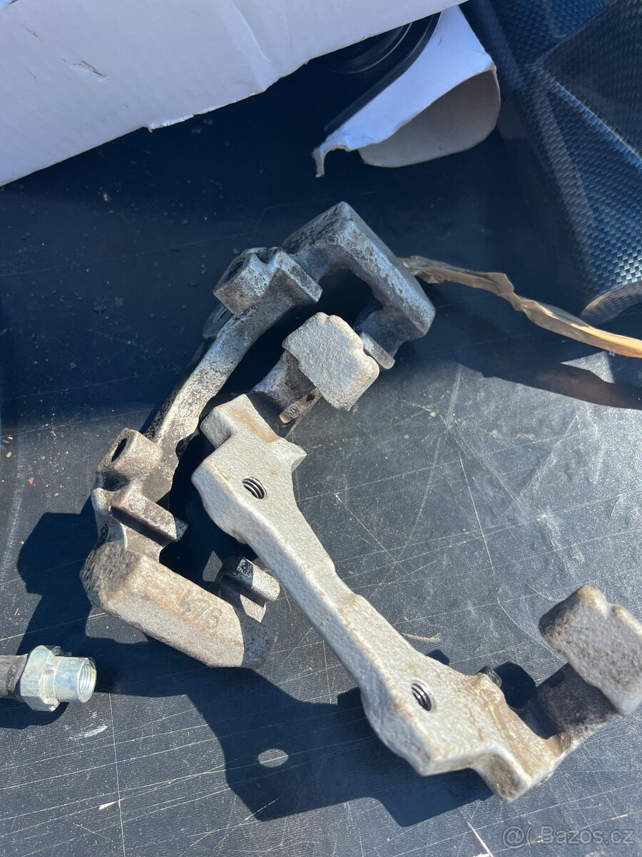 Zadní držáky brzdových třmenů – BMW E36 (nechlazené brzdy)