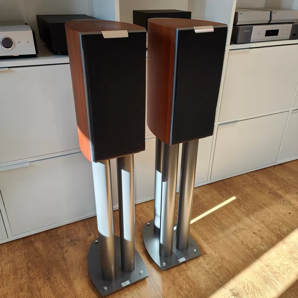 Audiovector R1 Arrete ( Price : 2000 EUR )