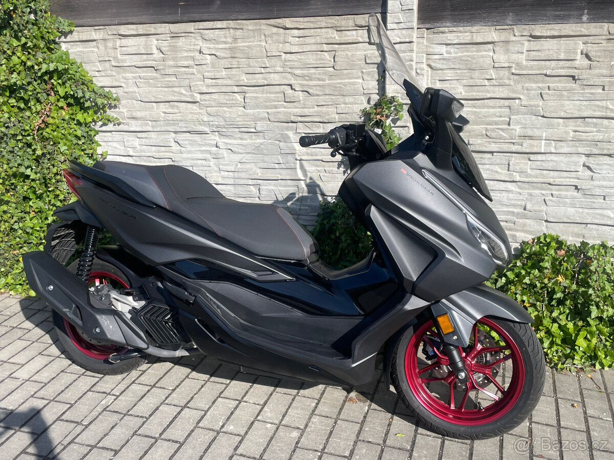 Honda Forza 125 r.v. 2024 najeto pouze 1600Km