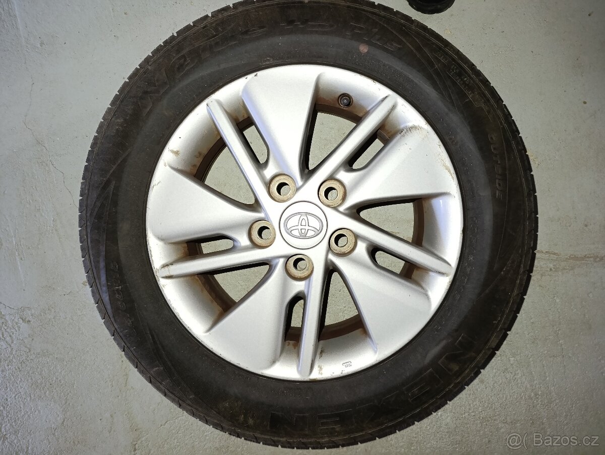 Kola Toyota + nové pneu