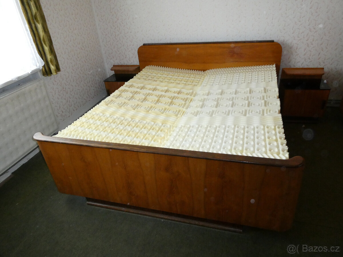 Stará manželská postel za odvoz
