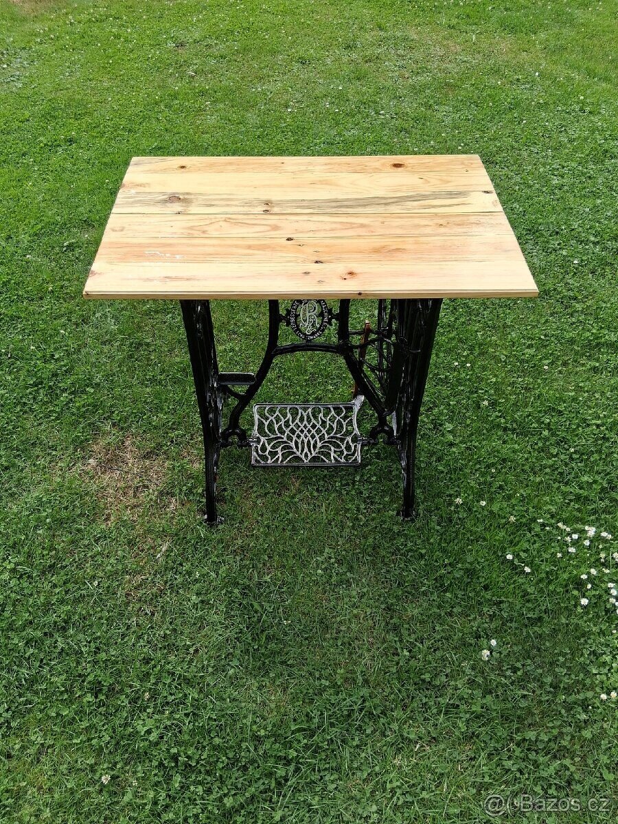 Stolek z šícího stroje