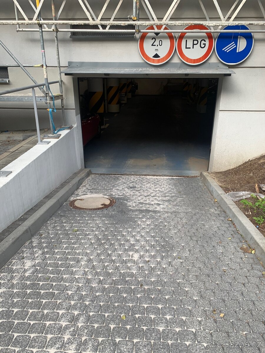 Garážové stání- Kamýk - Zárubova-Snopkova