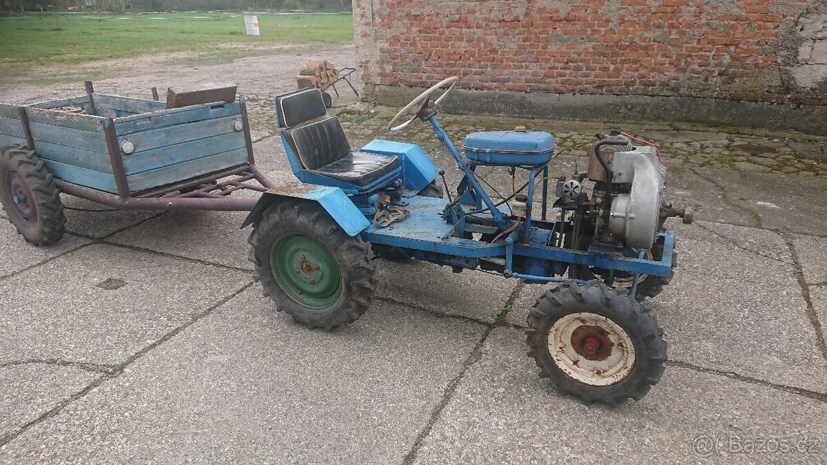 Traktor domaděl