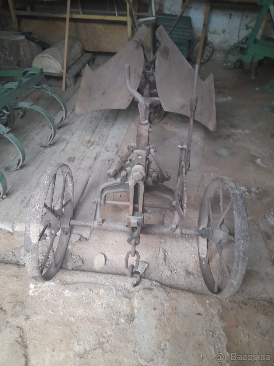 Koňský pluh-obracák.