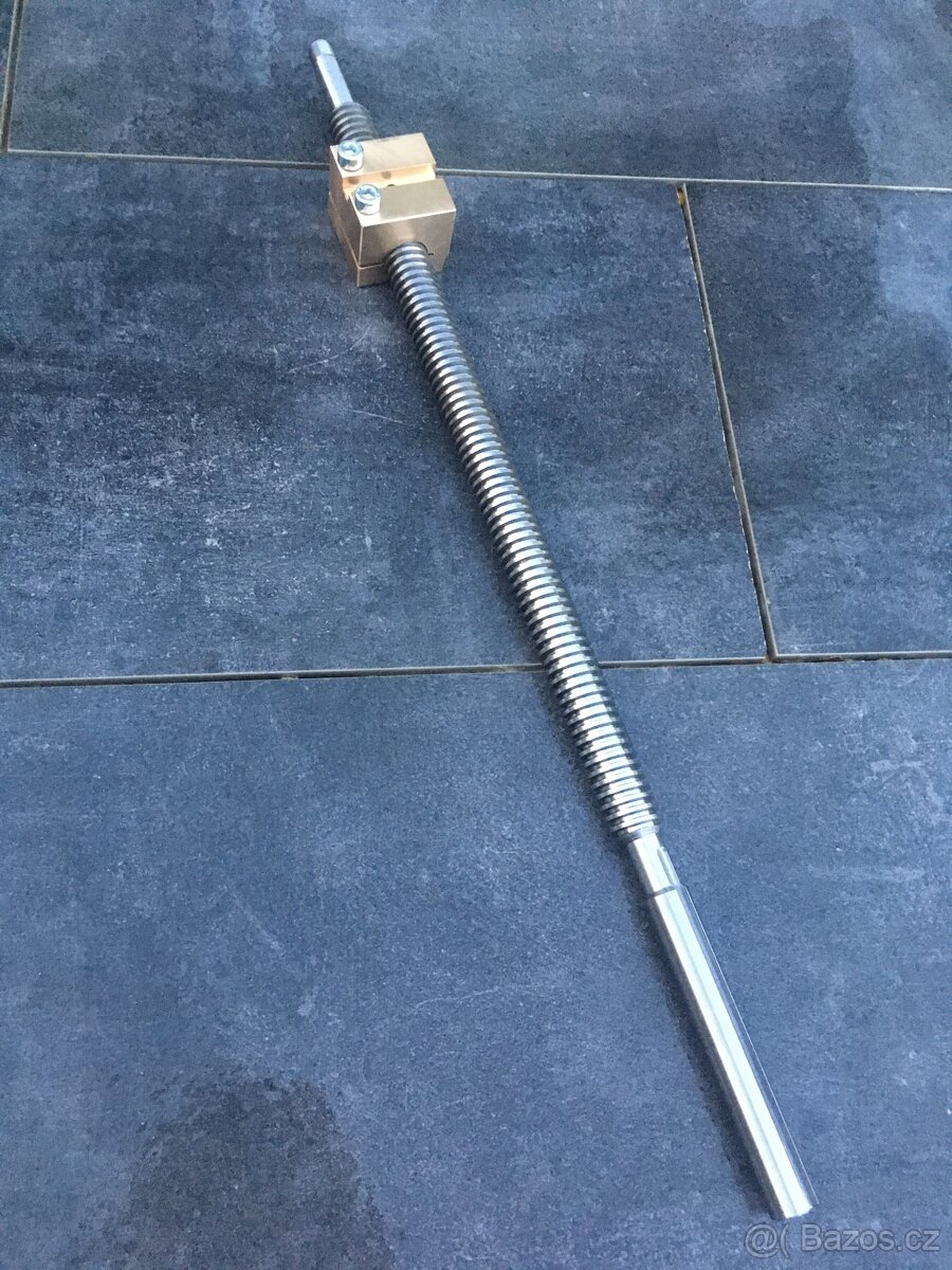 Soustruh SUI40-50 příčný šroub suportu