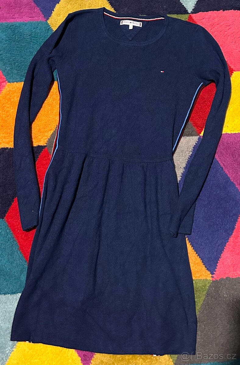 TOMMY HILFIGER DÍVČÍ NAVY SVETROVÉ KRÁSNÉ ŠATY 152_158