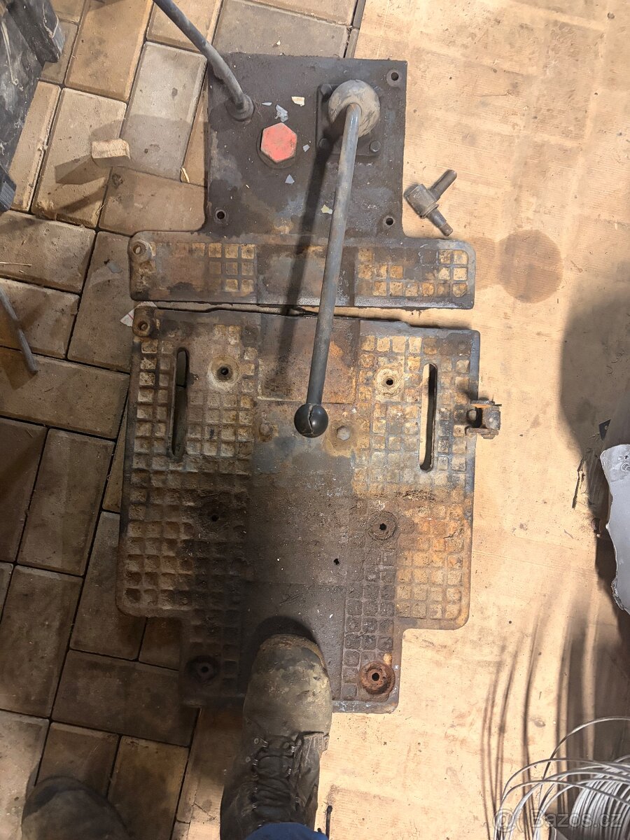 Zetor 25N dělena podlaha