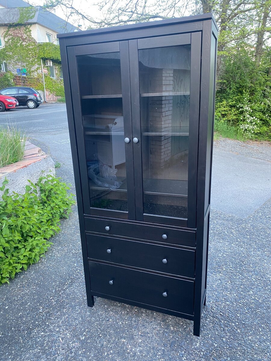 IKEA Hemnes vitrína - černohnědá