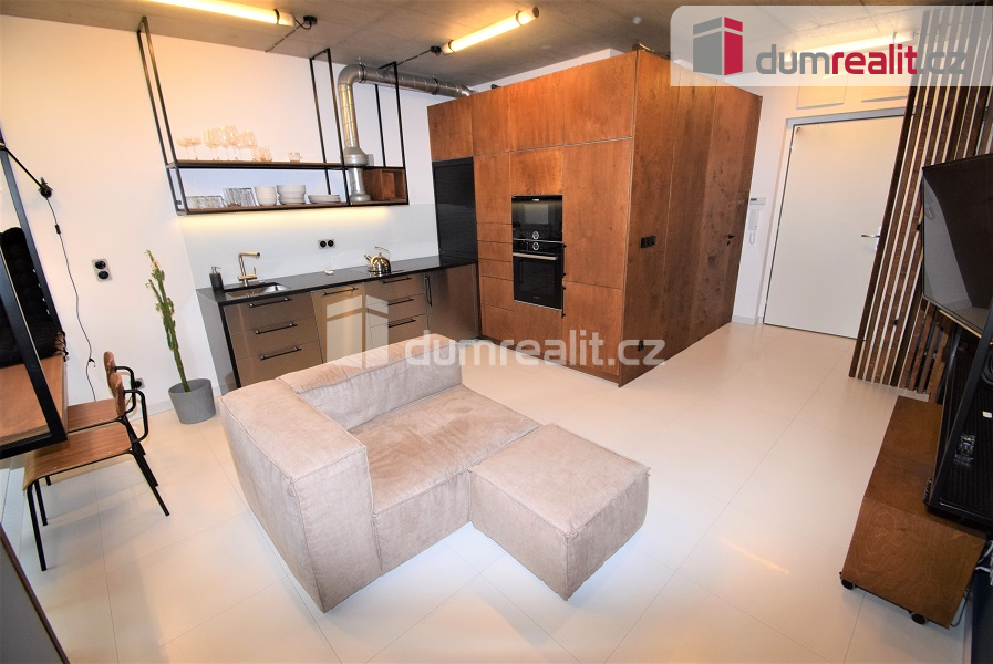 pronájem exklusivního 1+kk, 47m2 vč. zahrádky, garážové stán