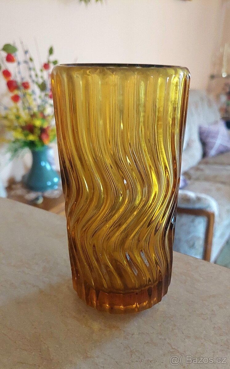 Žluto hnědá váza z 60.let