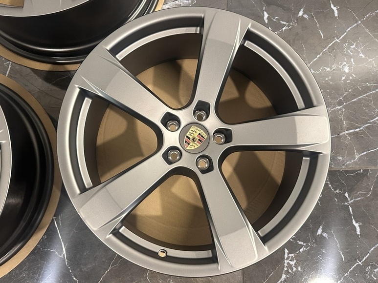 original Porsche Macan r20 95B 95B601025FM