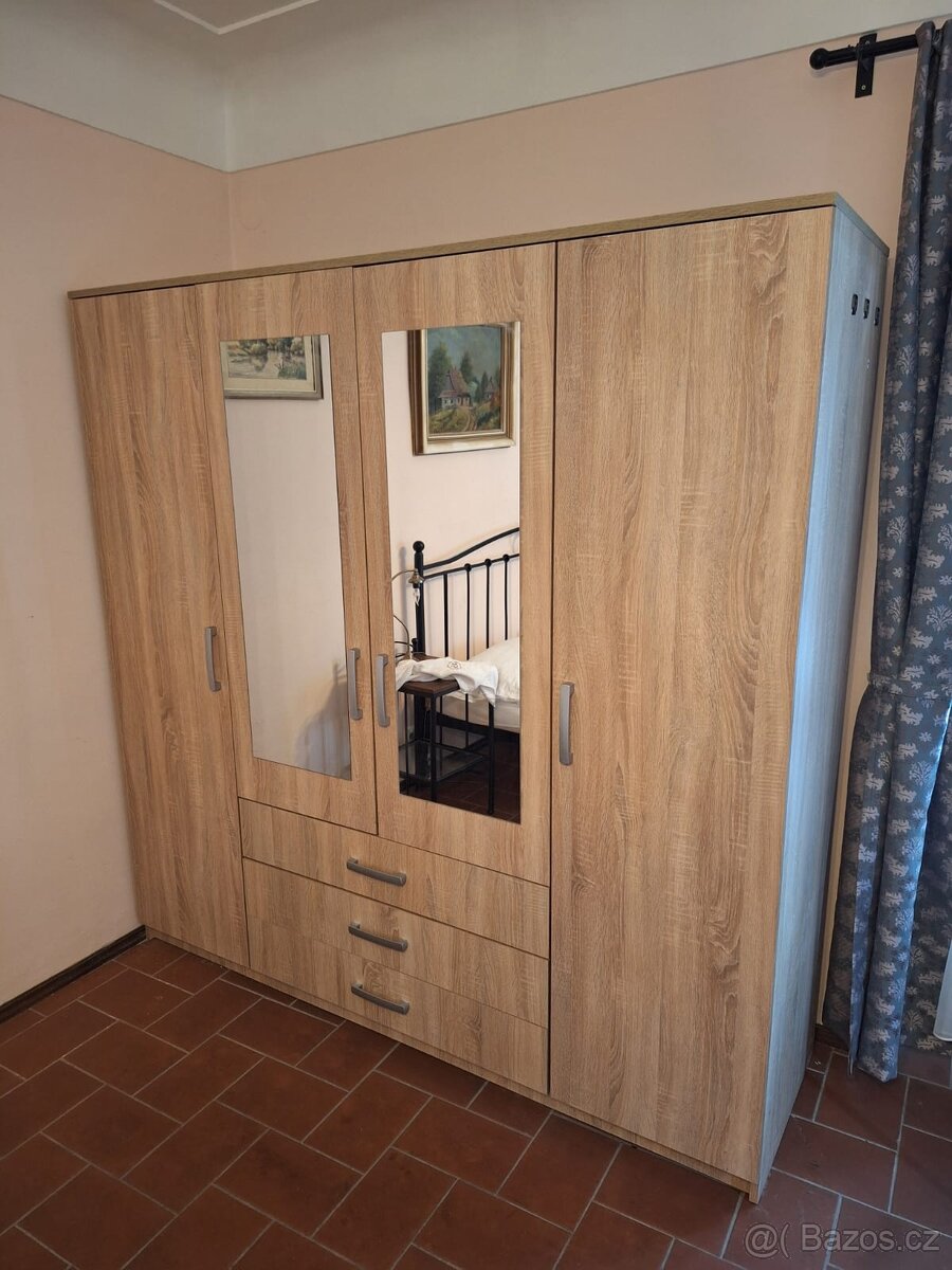 Šatní skříň Jysk VELLERUP 200×200