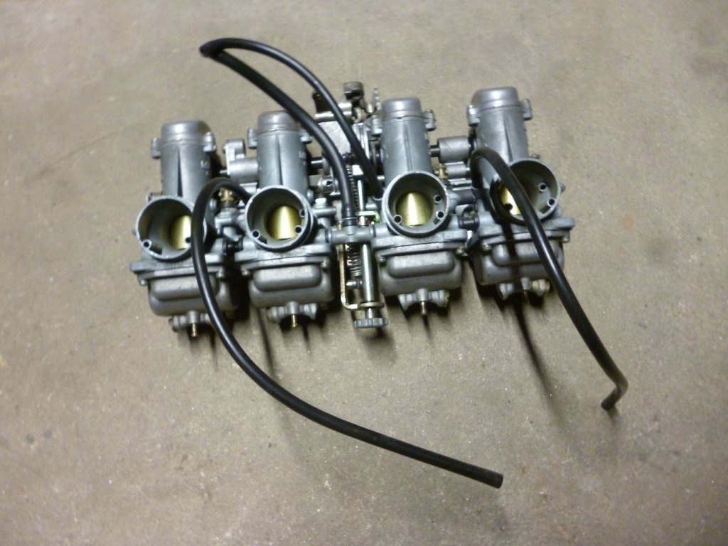 Suzuki GS 1000. Karburátory. Rok 1980
